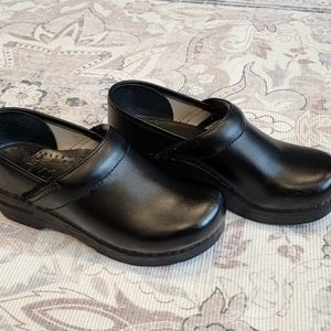 Dankos Professional black cabrio shoes size 5 black leather clogs (size 35)